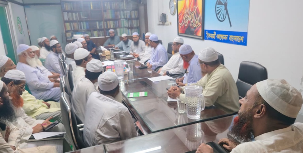 সরকারের আচরণ লেভেল প্লেয়িং ফিল্ড নষ্ট করছে: চরমোনাই পীর